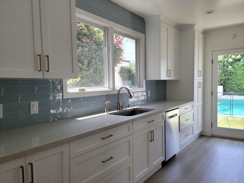 Building Photo - Stunning Remodeled 4 Bedroom House with Large Front Yard, Garage, Pool & Spa in Studio City!