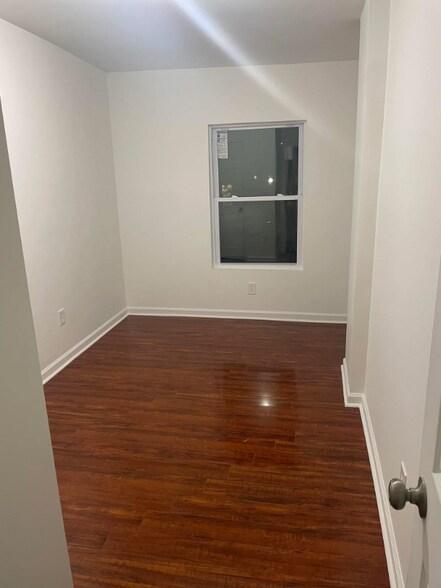 Building Photo - 1702 1/2 Walnut St