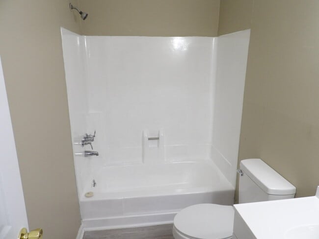 Building Photo - 217 Landings Dr