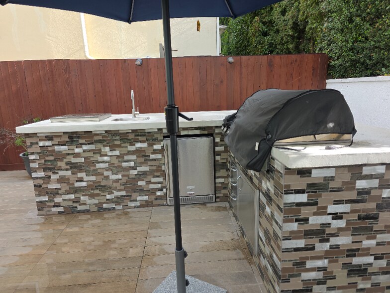 Building Photo - 3004 Kelton Ave