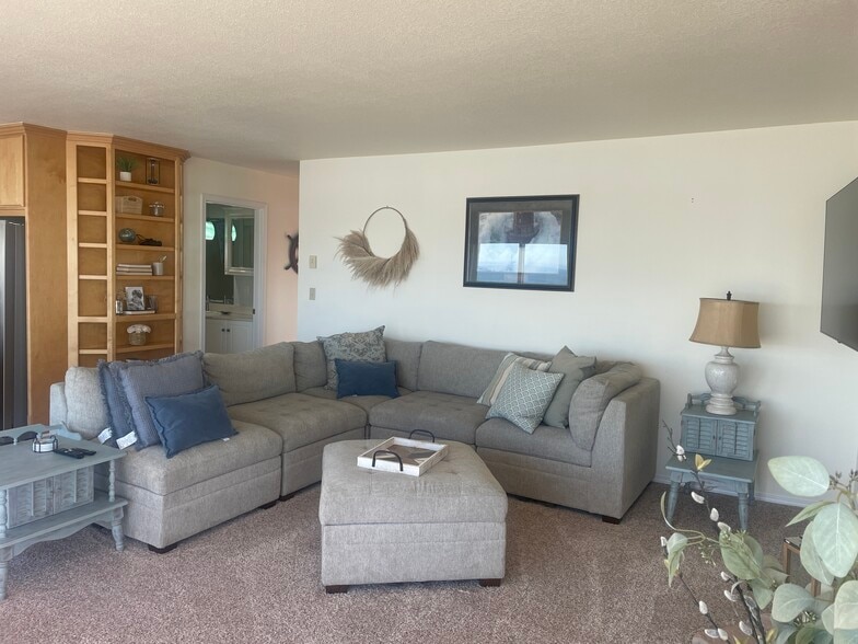 Building Photo - 257 SW Ebb Ave