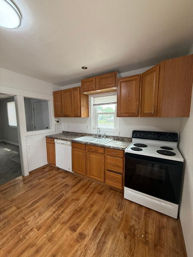 Building Photo - 2/1 Updated Hillyard Home