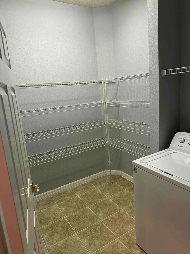 Building Photo - Elegant 4-bedroom 3-bathroom Home in Windermere