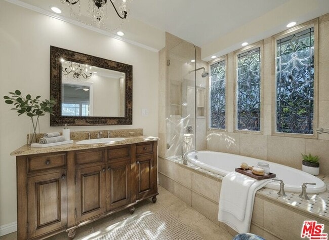 Building Photo - 743 N Orange Dr