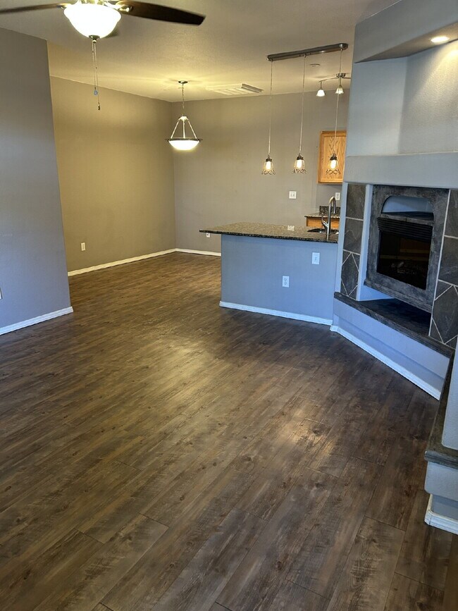 Building Photo - "Spacious 2-Bed, 2-Bath Condo Retreat in T...