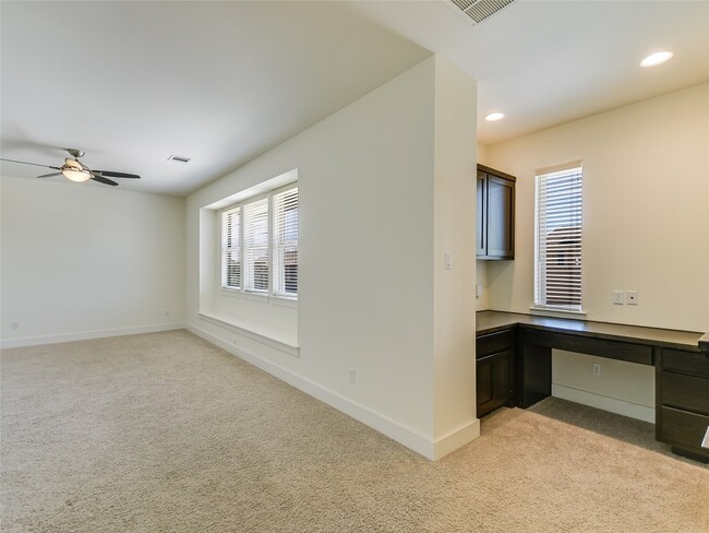 Building Photo - 301 Jeffrey David Ln W