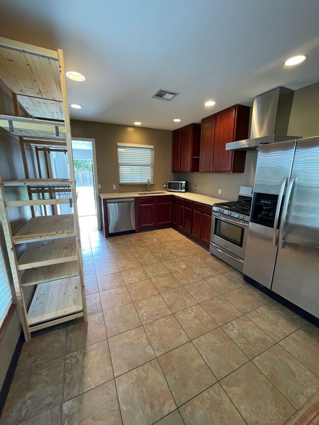 Building Photo - Updated Florence Park South Bungalow! 2 Be...
