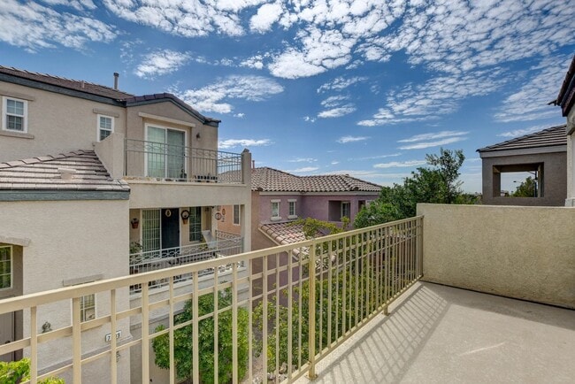 Building Photo - Beautiful 2 Story, 3 Bedroom Home Northwest!