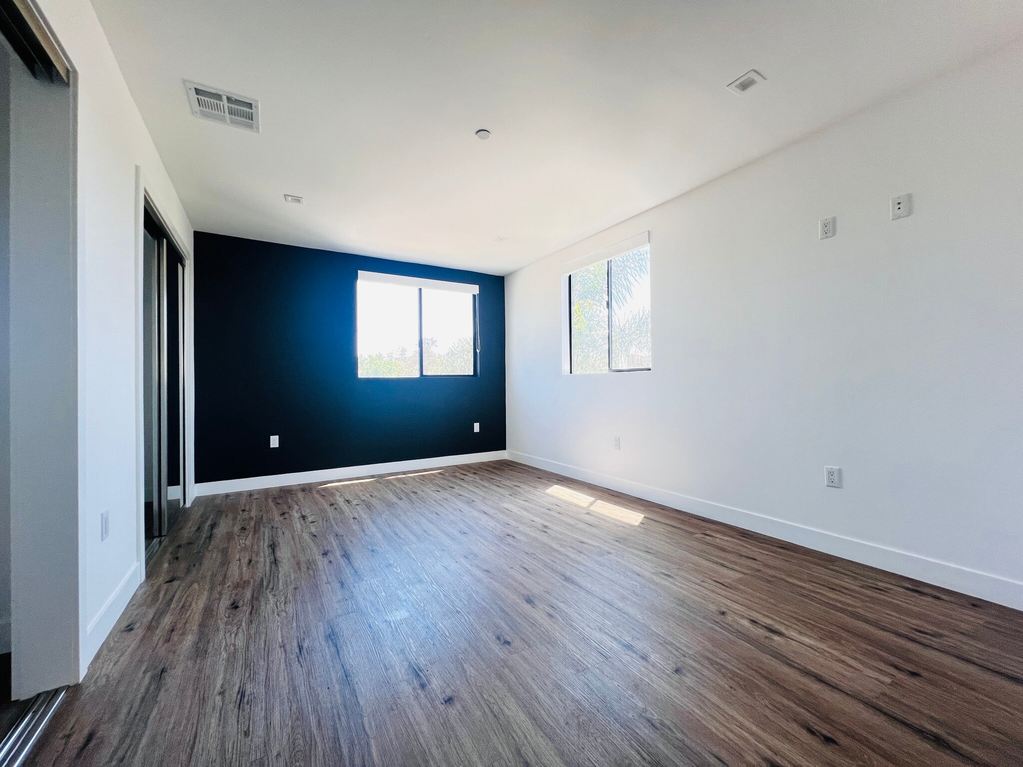 Building Photo - 4576 Oakwood Ave