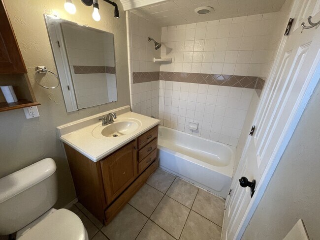 Building Photo - 3 Bed, 1 Bath Home with Large Corner Lot