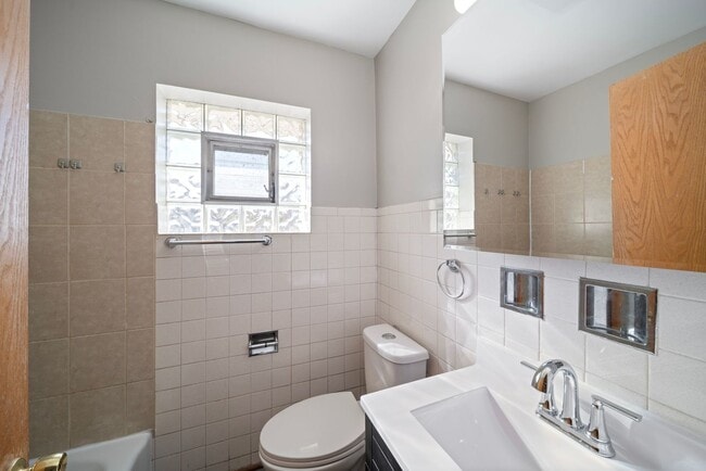 Building Photo - 27 E Thorndale Ave