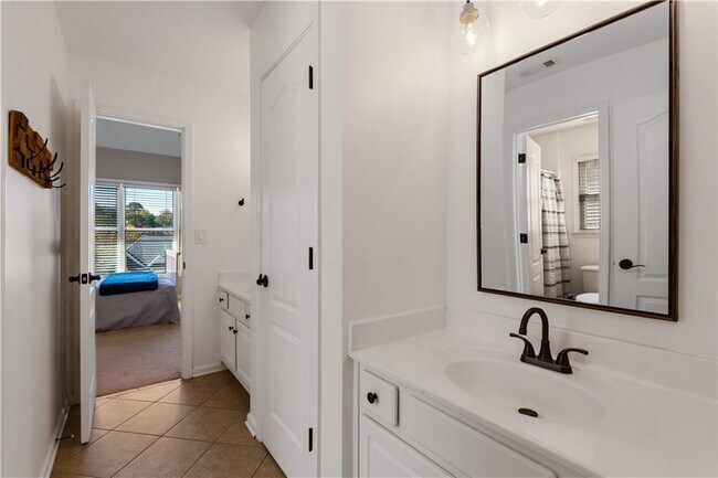 Building Photo - 3713 Lake Edge Dr