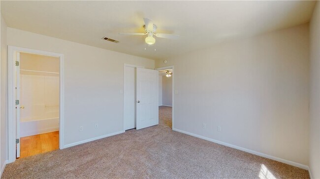 Building Photo - 1511 Hollow Hill Dr