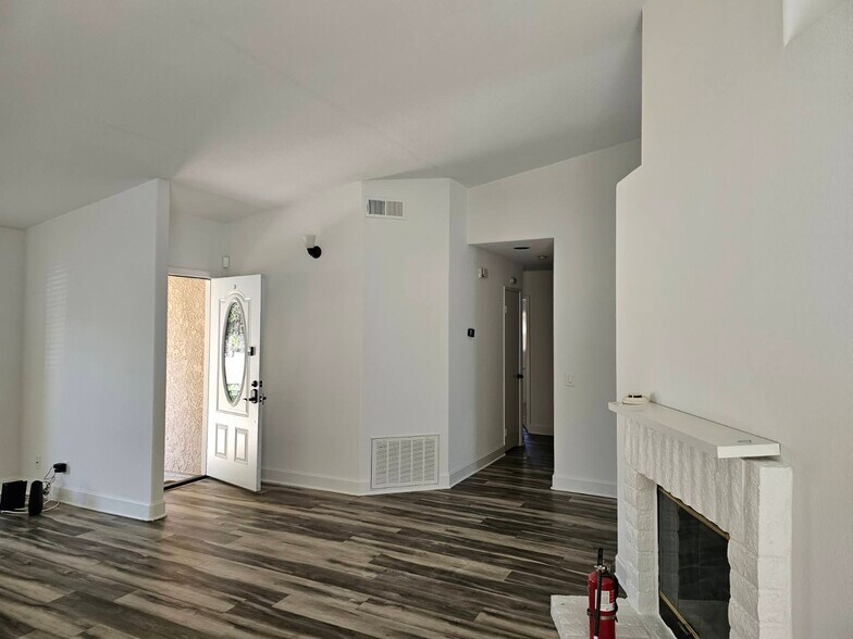 Building Photo - 1066 Gloria Dr