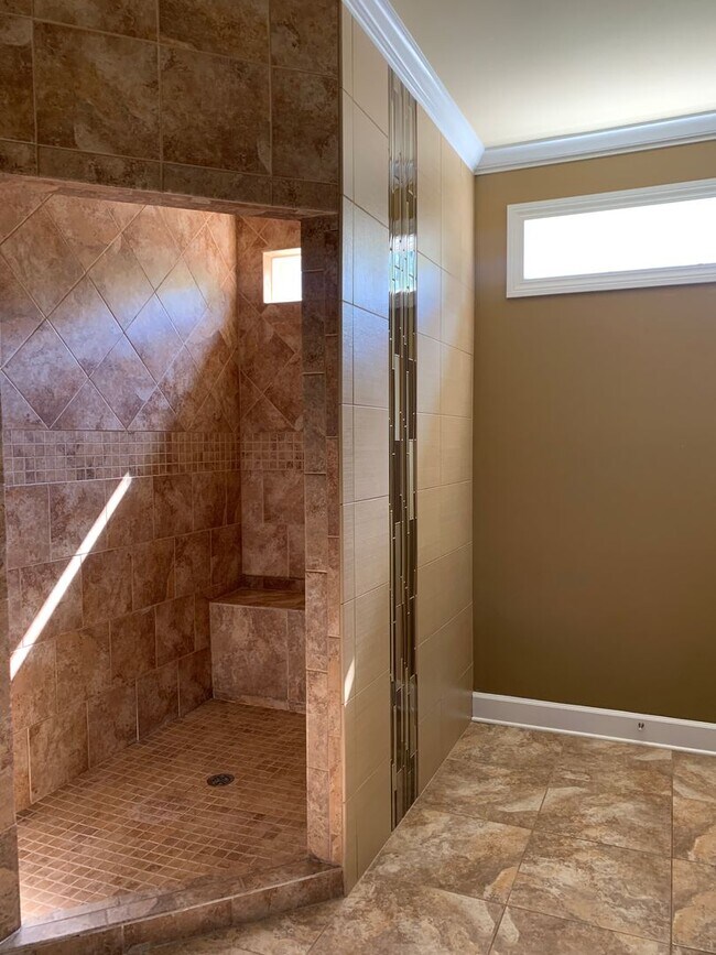 Building Photo - 102 Valley Chase Dr