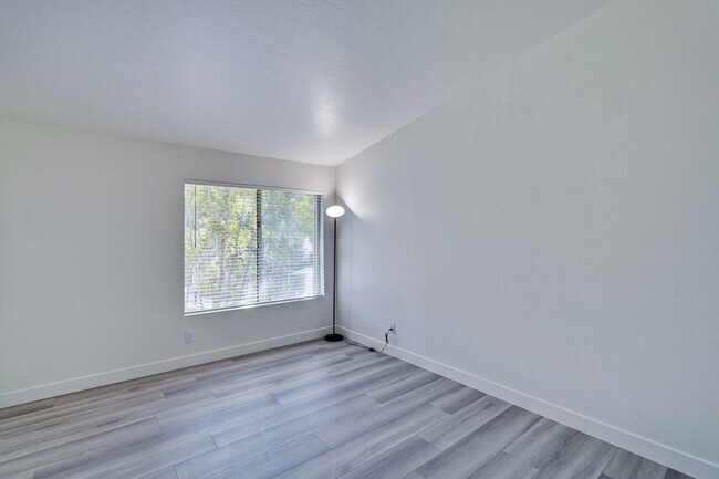 Building Photo - 2 bed 2 bath condo