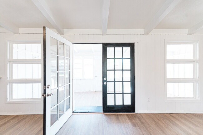 Building Photo - Spacious 3/2 with 2 Living Areas!