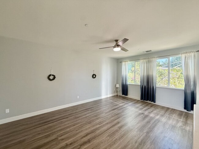 Building Photo - 3 bedroom home in Hollister