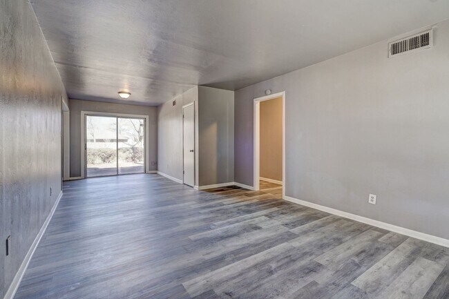 Building Photo - Stunning Remodeled 3-Bedroom Property