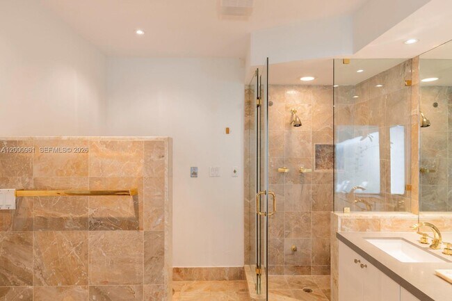 Building Photo - 10100 Lakeside Dr