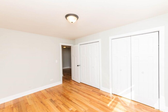 Building Photo - 1 bedroom in Chicago IL 60657