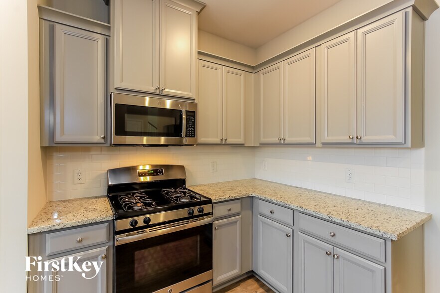 Building Photo - 820 Redbud Ln