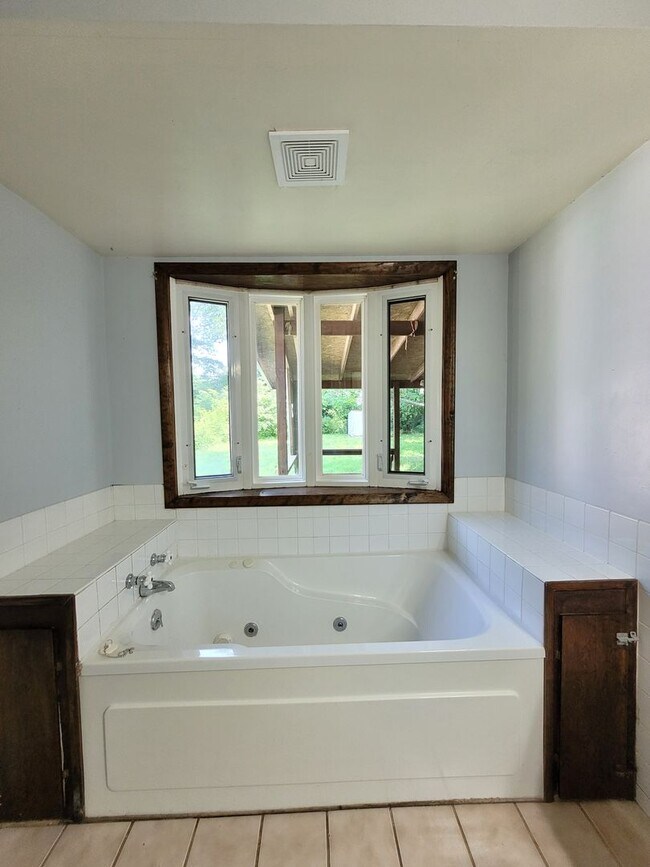 Building Photo - Cute 2 Bedroom 1 Bath with bonus room!