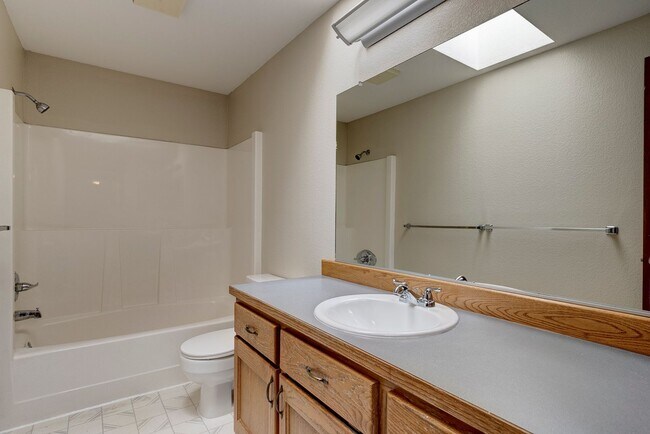 Building Photo - 3 Bed 2 Bath Home Near Town