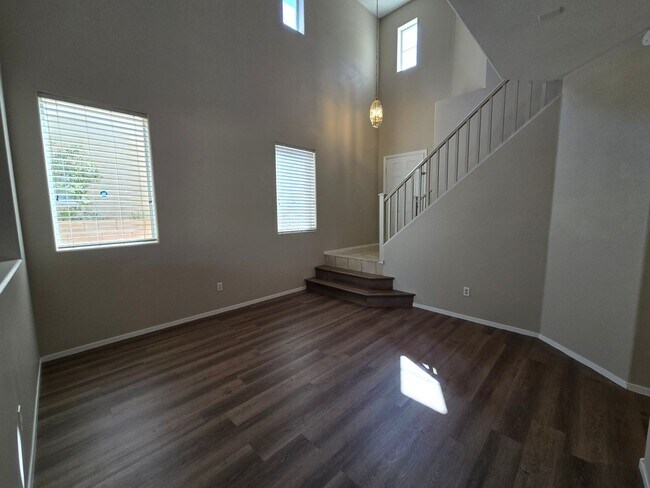 Building Photo - Terrific 3 bed + Loft 2 Car Need Space? Th...