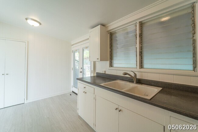 Building Photo - Available Now! 3 BD / 1.5 BA / 2 carport parking in Wahiawa