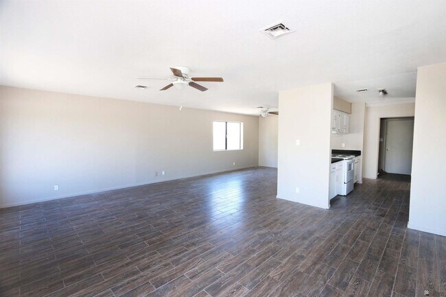 Building Photo - 1276 S Pagent Ave