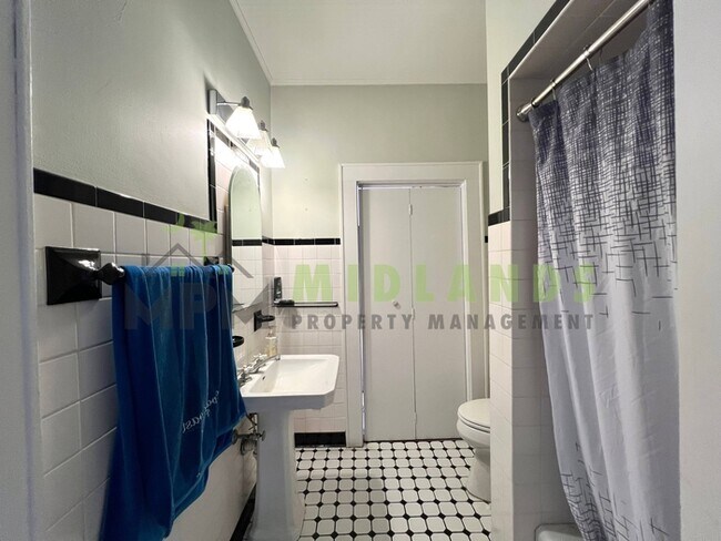 Building Photo - 2417B Clark Street