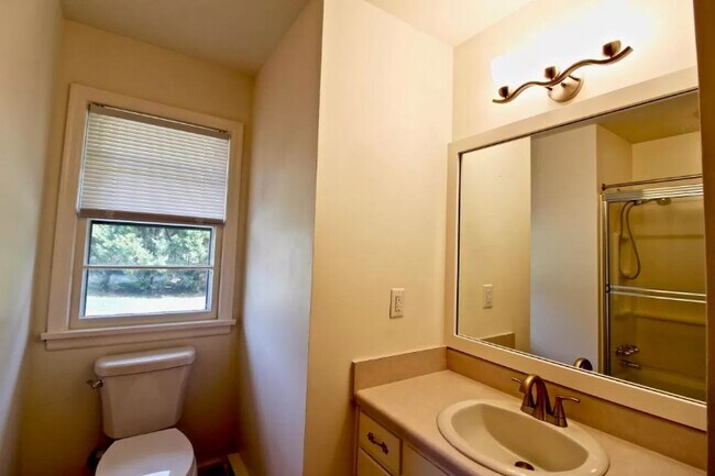 Building Photo - 5621 Bridlewood Dr