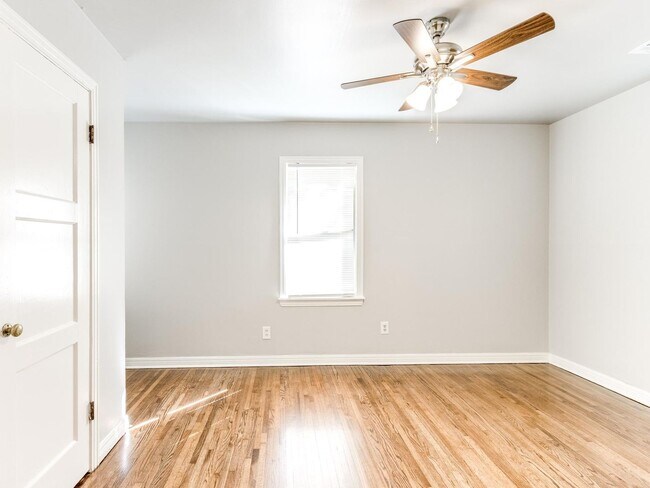 Building Photo - Charming 2 bed 1 bath home with many updates!