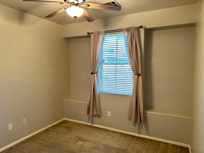 Building Photo - Completely adorable Gardens Community in G...