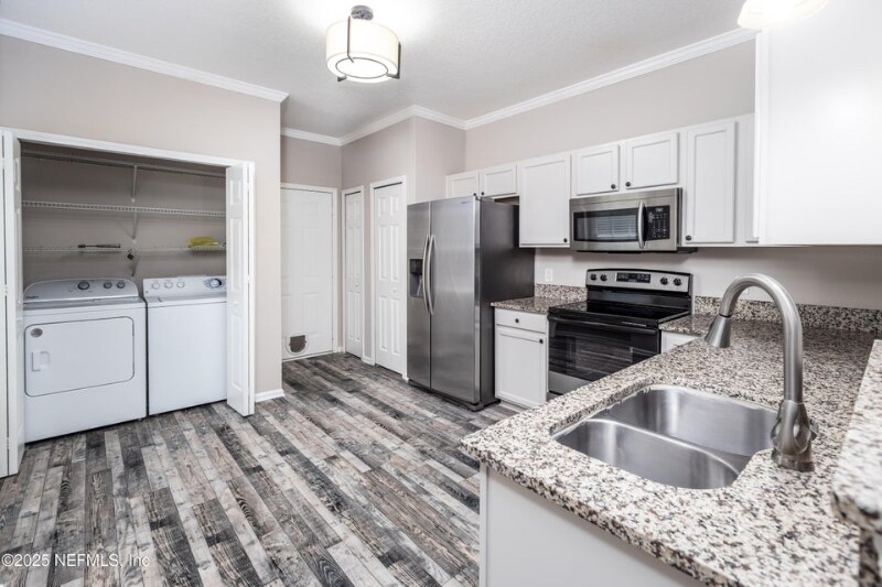 Building Photo - 230 Scrub Jay Dr