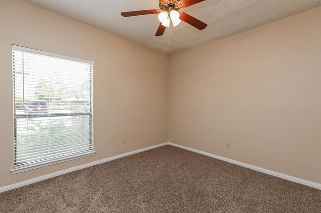 Building Photo - 17417 Red Oak Dr