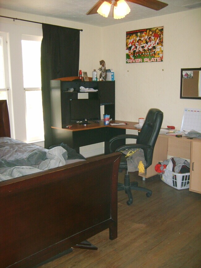 Building Photo - Huge 3 Bedroom, 1 Bathroom Apartment Steps From UF in Fifth Avenue