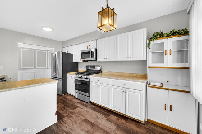 Building Photo - 920 Surrey Dr