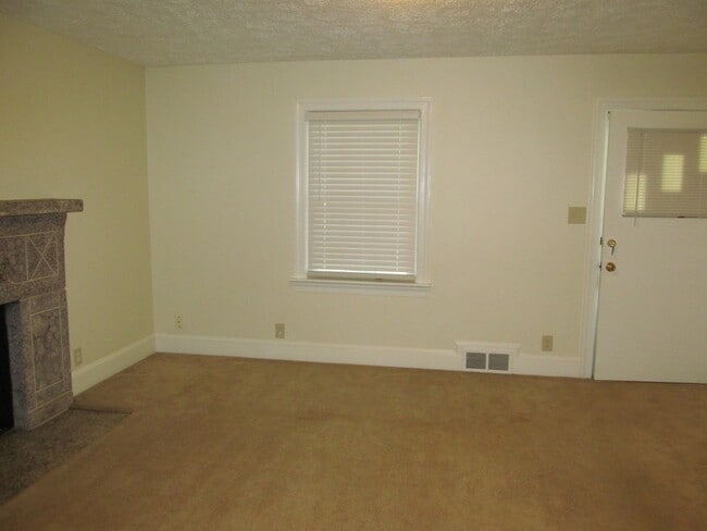 Building Photo - 3 bed/1 bath Off Polo Rd