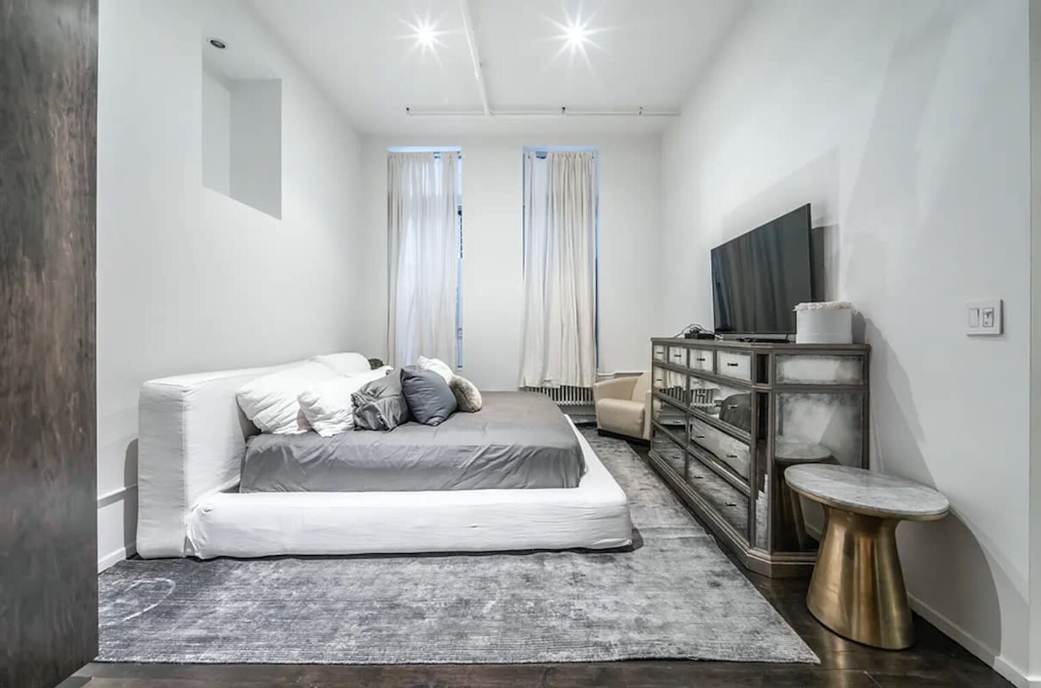 Building Photo - 20 E 17th St