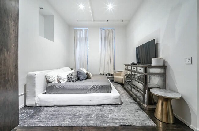 Building Photo - 20 E 17th St