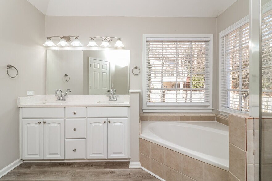 Building Photo - 245 St Martins Dr SE