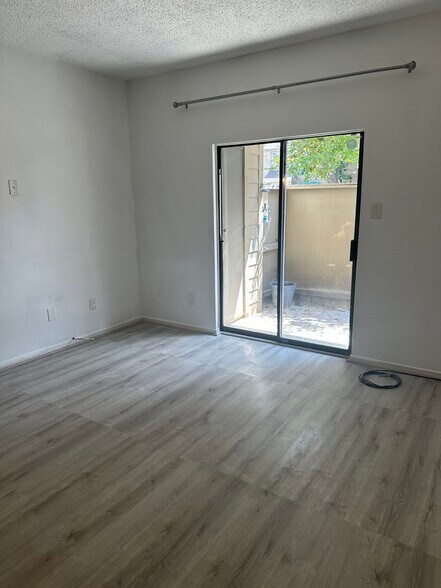Living room - 10051 Westpark Dr