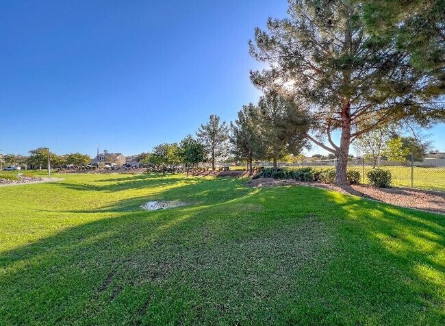 Building Photo - 2949 E Crescent Way