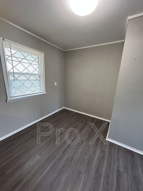 Building Photo - 102 E Ford Ave