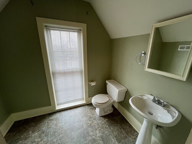 Building Photo - Premium location!  Downtown 3BR 2.5BA with 2 car garage