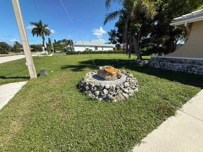 Building Photo - 381 Ortega Ln