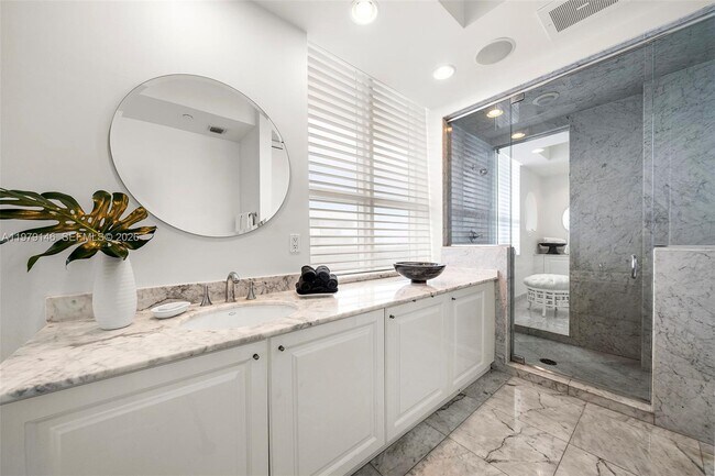 Building Photo - 5801 Collins Ave