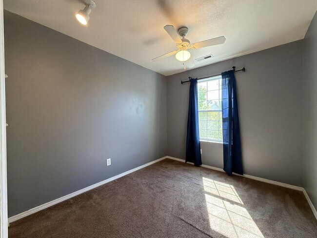 Building Photo - 5042 NE Schoeler Cir